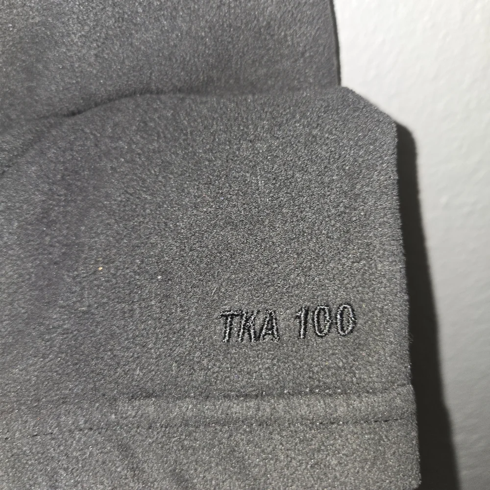 FINAL SALE! $8 The North Face TKA 100 Black Sweater Size small